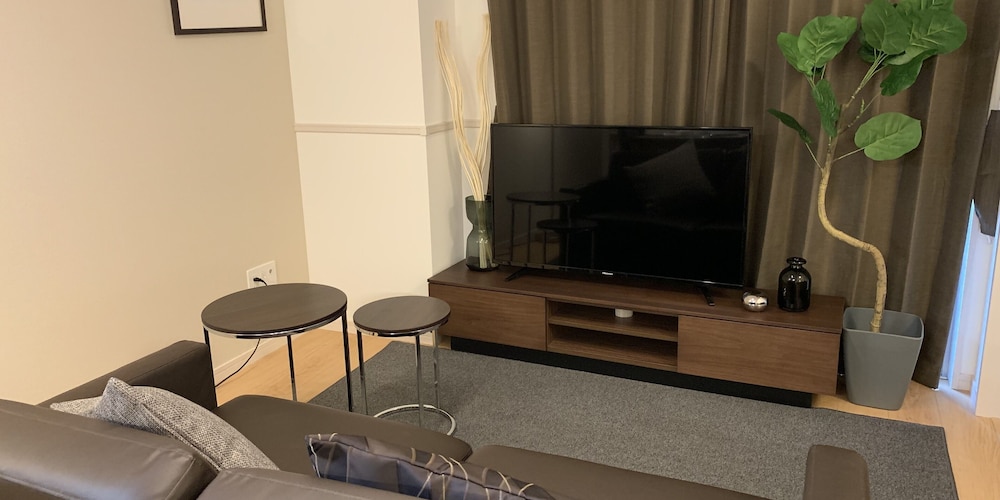 ファミリースイート ブラウン 6 リビング エリア3 | オールステイ知花