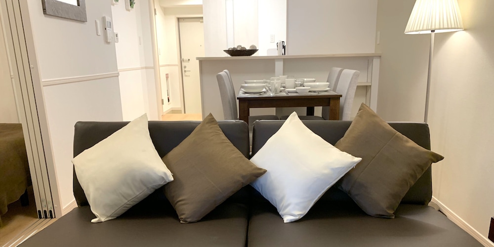 ファミリースイート リゾート (1~6名用） リビング エリア3 | オールステイ知花