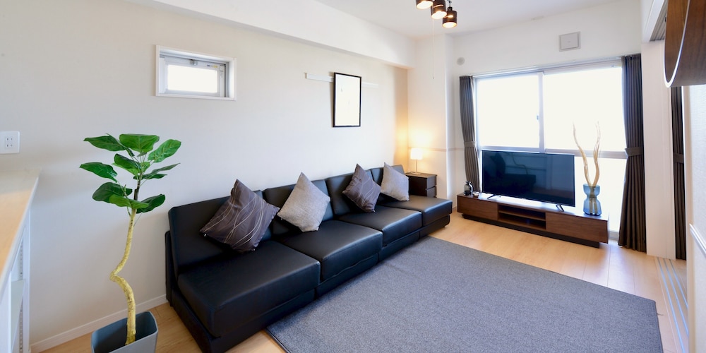 ファミリースイート ブラウン 8 (1~6名用） | オールステイ知花