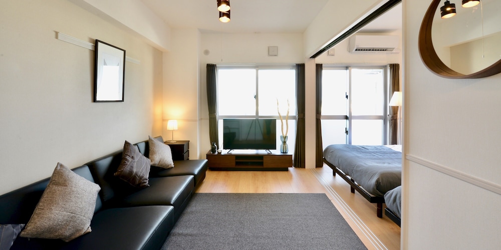 ファミリースイート ブラウン 8 (1~6名用） リビング エリア0 | オールステイ知花