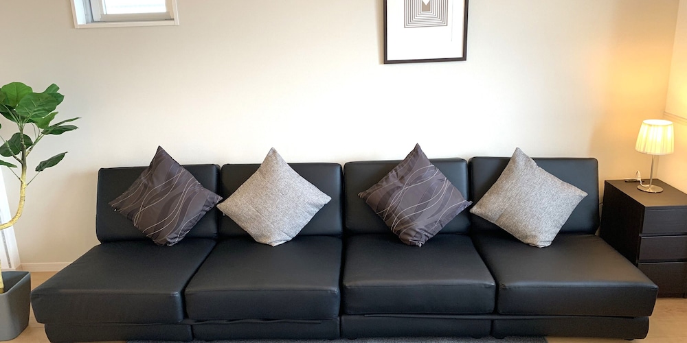 ファミリースイート ブラウン 8 (1~6名用） リビング エリア2 | オールステイ知花