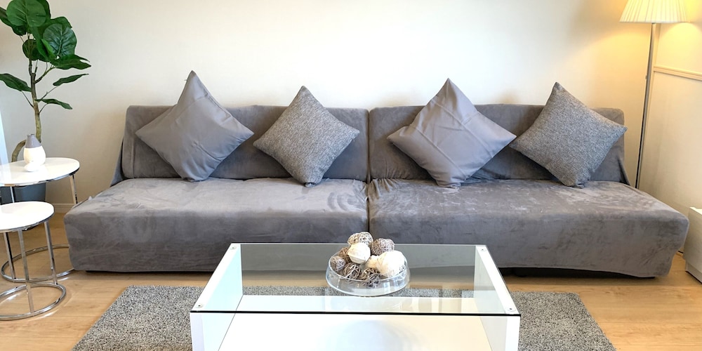 ファミリースイート ホワイトグレイ (1~6名用) リビング エリア2 | オールステイ知花