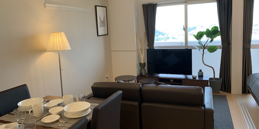 ファミリースイート ブラウン 6 リビング エリア6 | オールステイ知花