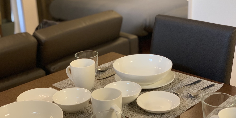 ファミリースイート ブラウン 6 リビング エリア4 | オールステイ知花