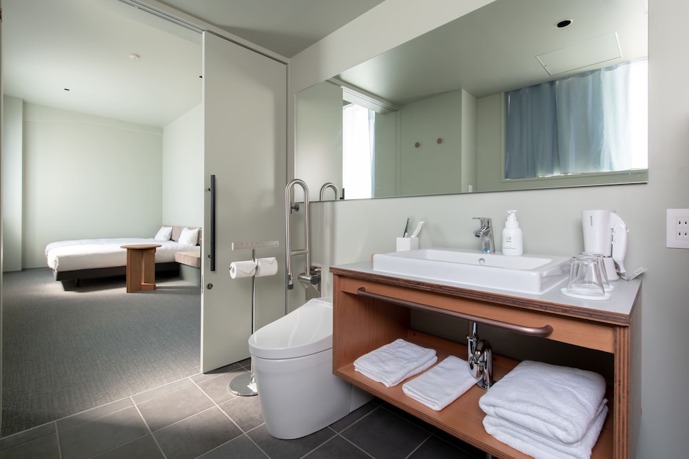 Accessible Twin 客室2 | KAIKA 東京 by THE SHARE HOTELS