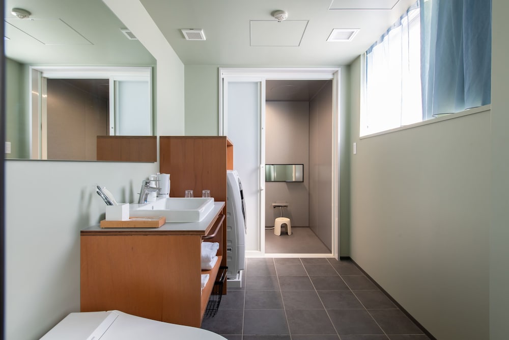 Accessible Twin 客室3 | KAIKA 東京 by THE SHARE HOTELS