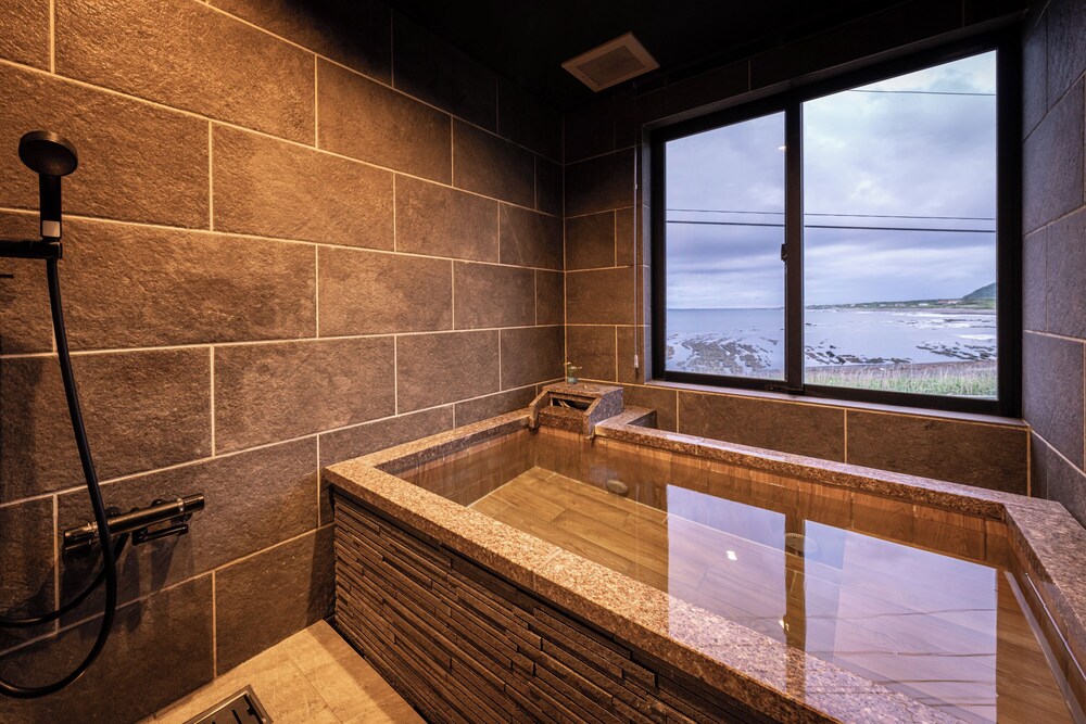 半露天風呂付き海側和洋室Bタイプ [藍空・茜雲/202・203] 禁煙 バスルーム0 | 清都旅館