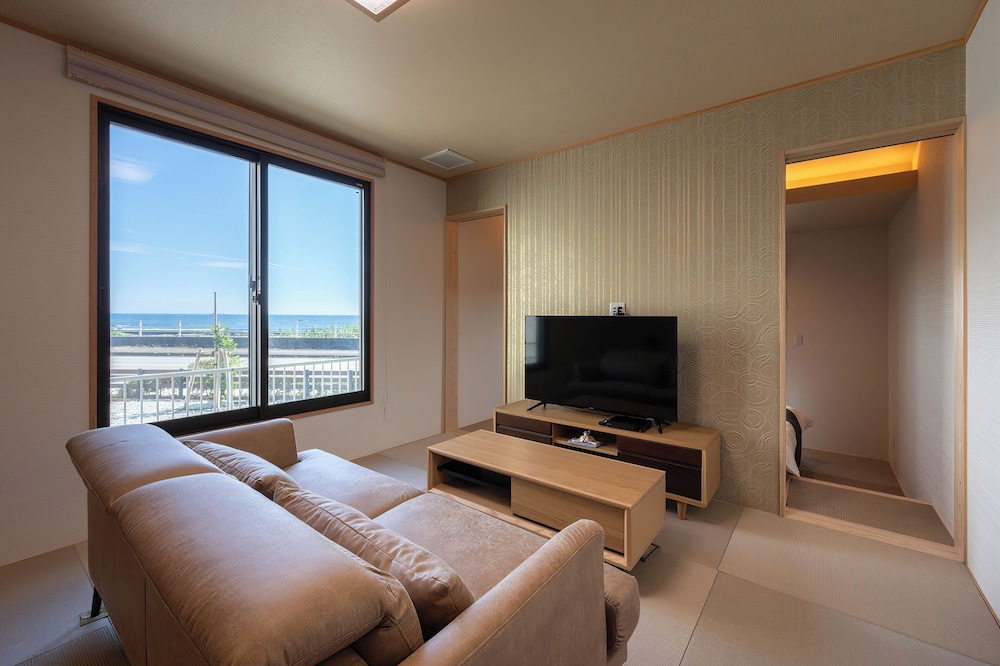 房総の花と海を感じる半露天風呂付和洋室 [汐華/102] 客室1 | 清都旅館