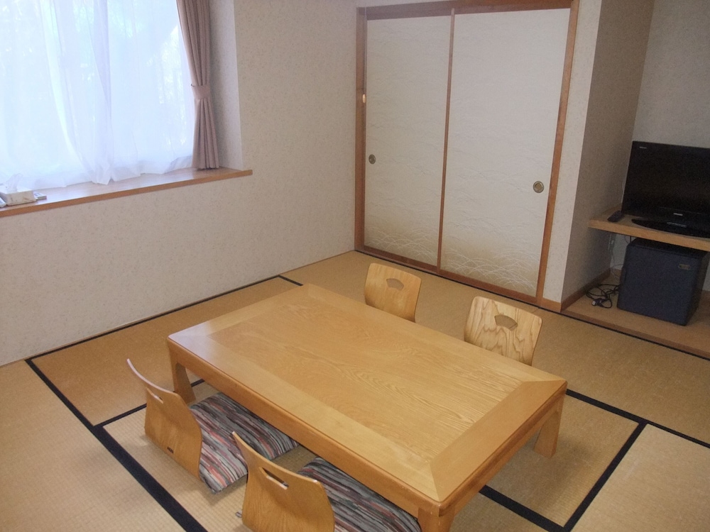 和室 8畳 客室1 | ガストホフ アスコット