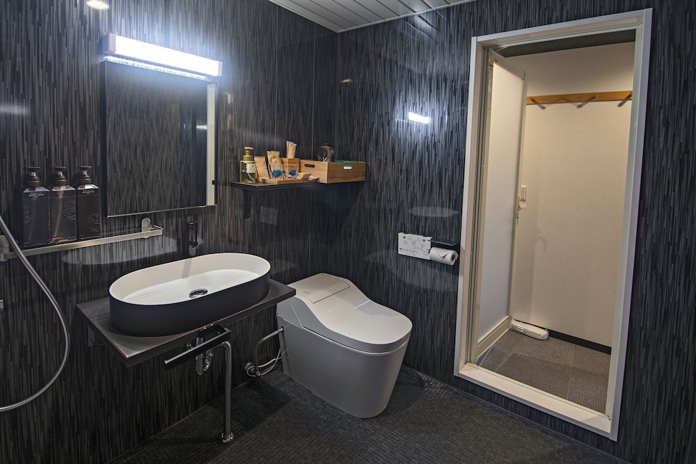 和風 デラックス ファミリールーム バスルームのシンク0 | 大阪港浮絵ホテル