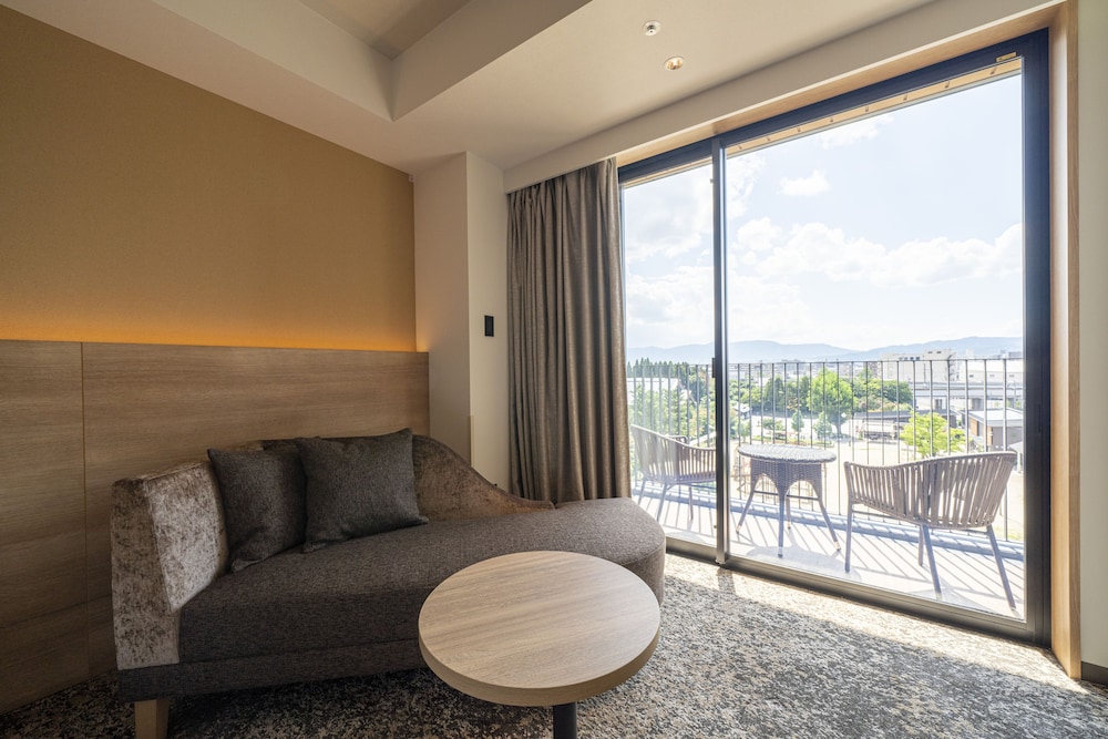 ダブルルーム バルコニー付 パークビュー 26㎡ 禁煙(シャワーのみ) リビング エリア0 | 梅小路ポテル京都