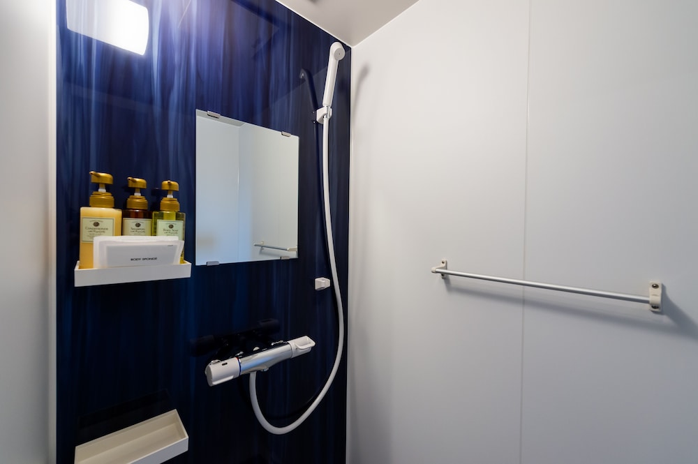 スタンダード ダブルルーム バスルームのシャワー0 | Little Island Okinawa 松山