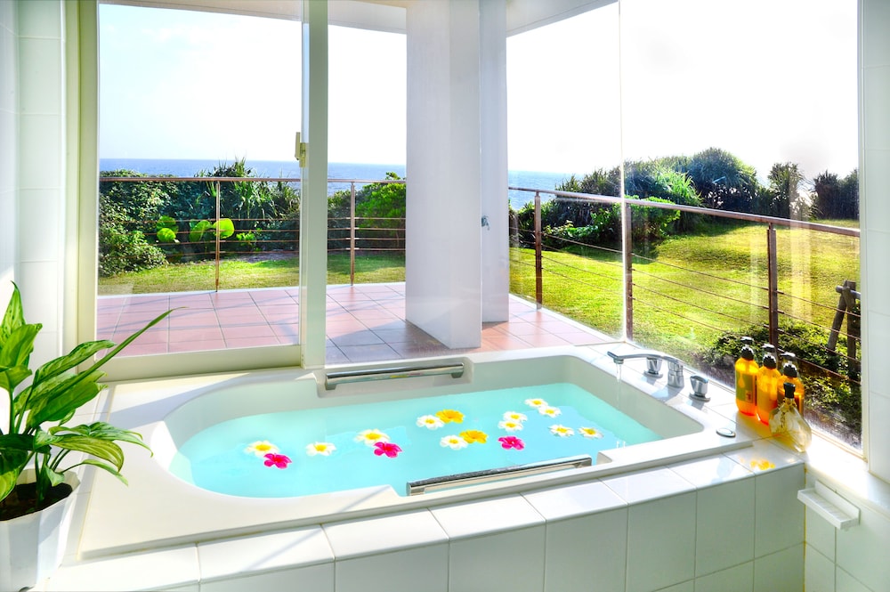 ファミリー コテージ バスルーム1 | Wisteria Ocean Nakijin