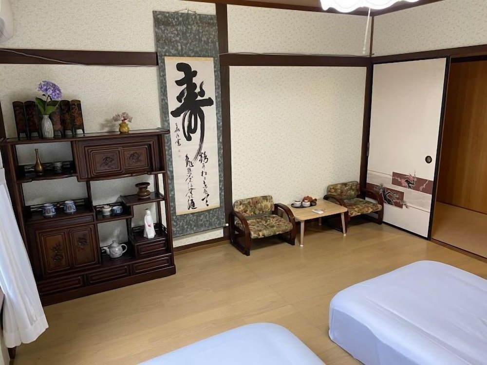 スタンダード 4 人部屋 共用バスルーム | 滋賀琵琶湖山水ハウス