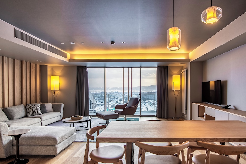 3 ベッドルーム ペントハウススイート 客室内のダイニングエリア1 | フェニックス富良野