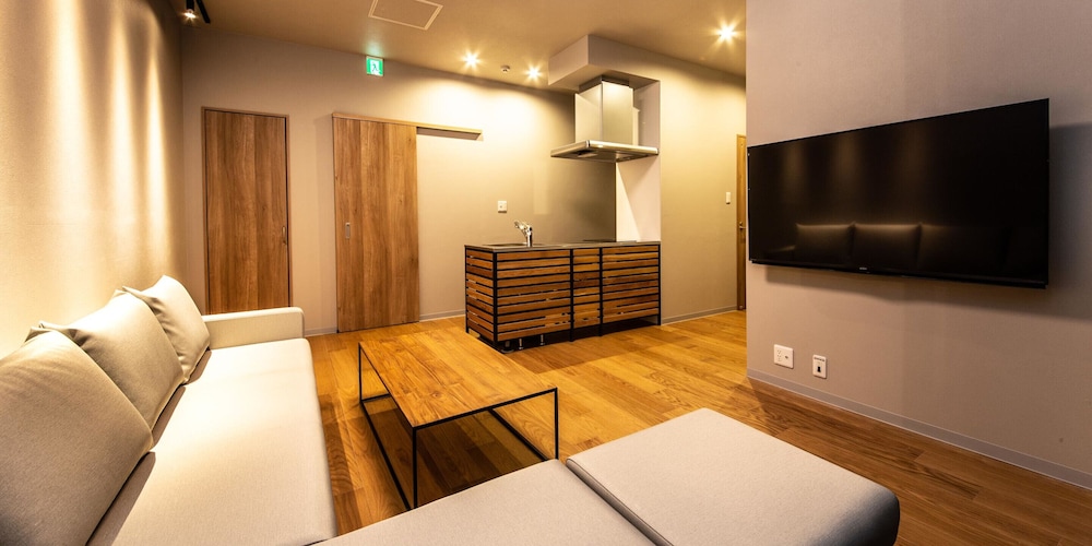 [ペット不可]ガレージコンセプトルーム リビング エリア2 | Rakuten STAY MOTEL 日光鬼怒川