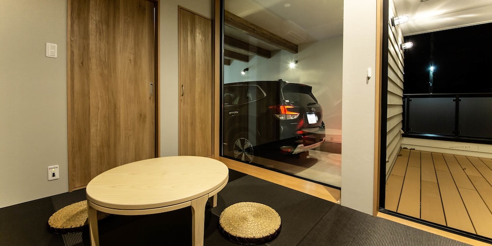 [ペット不可]ガレージコンセプトルーム リビング エリア5 | Rakuten STAY MOTEL 日光鬼怒川