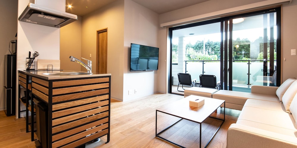 [ペット不可]ガレージコンセプトルーム リビング エリア1 | Rakuten STAY MOTEL 日光鬼怒川