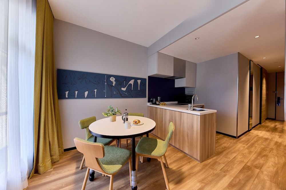 ツインルーム 1 ベッドルーム 客室内のダイニングエリア0 | シタディーンなんば大阪