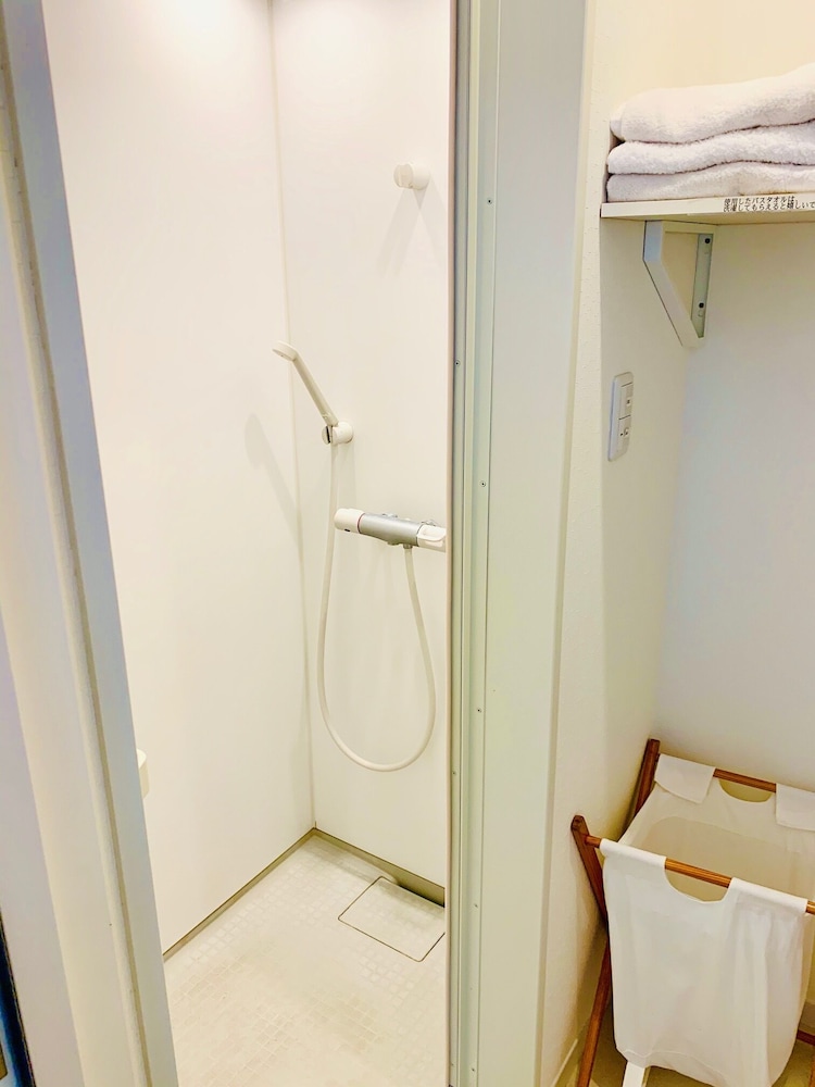 新館 201 or 202 バスルームのシャワー0 | ゲストハウス池太
