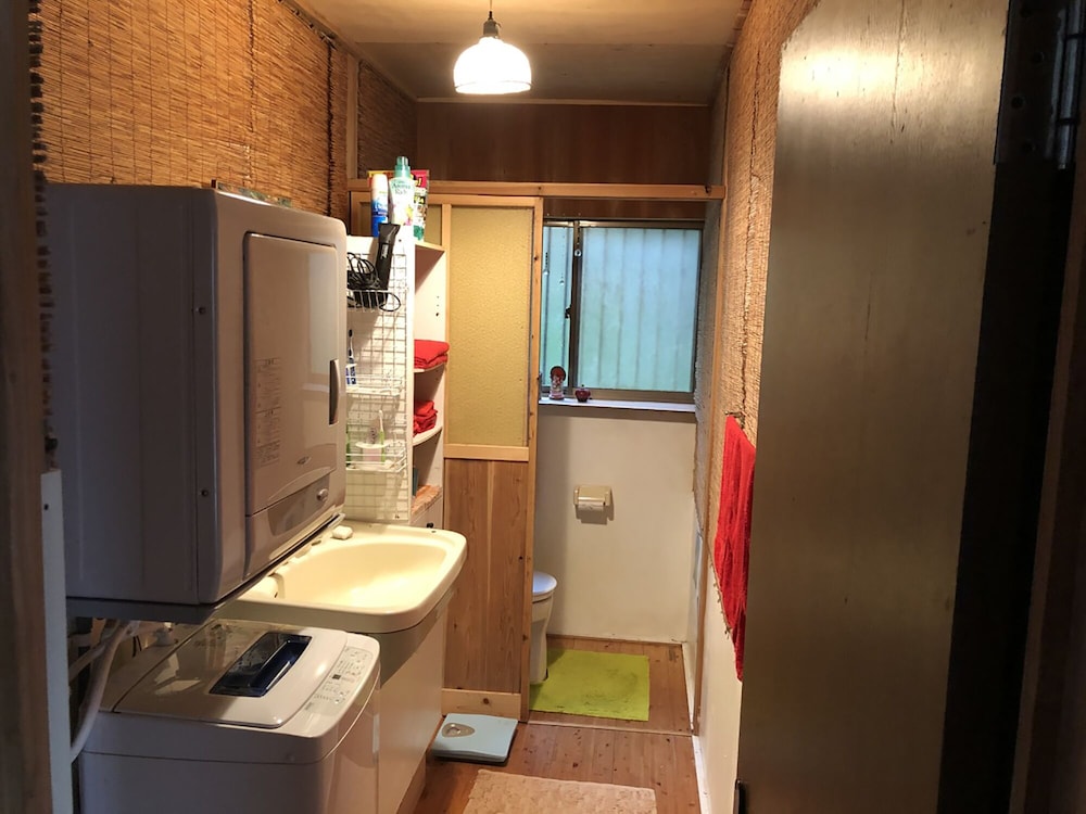 トリプルルーム バスルーム1 | 銀河荘-Galaxy Guesthouse 12歳以下不可