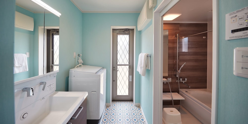 Rekibu5　デラックス ハウス 3 ベッドルーム（2階建） バスルーム2 | 古宇利 side village Rekibu