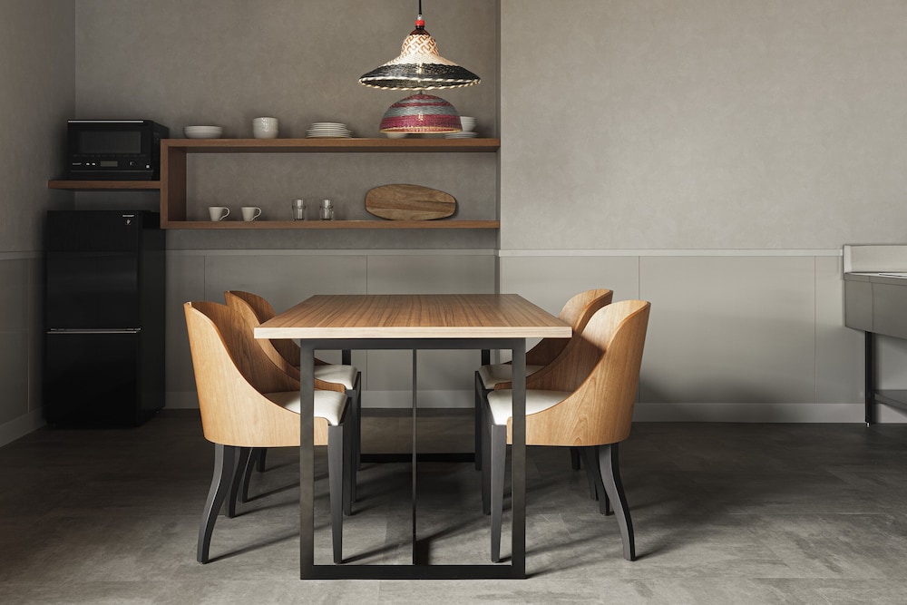 アオカコンドミニアムスイート 客室内のダイニングエリア0 | ホテルアオカ上五島