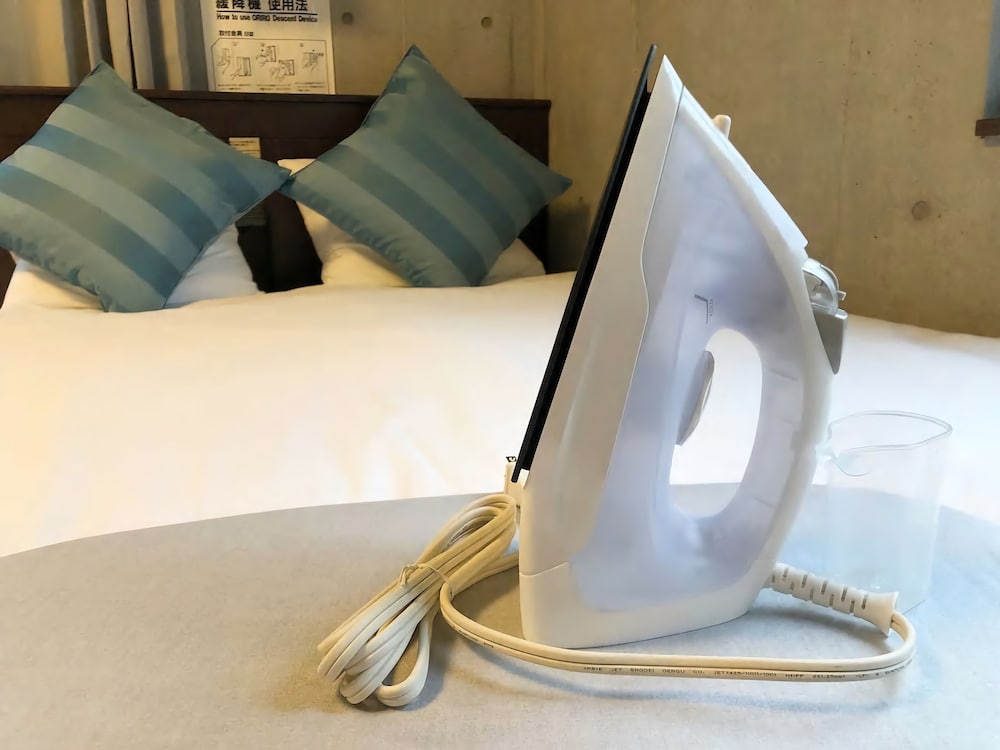 トリプルルーム 2-4F 禁煙 アイロン / アイロン台0 | Laffitte Tokyo