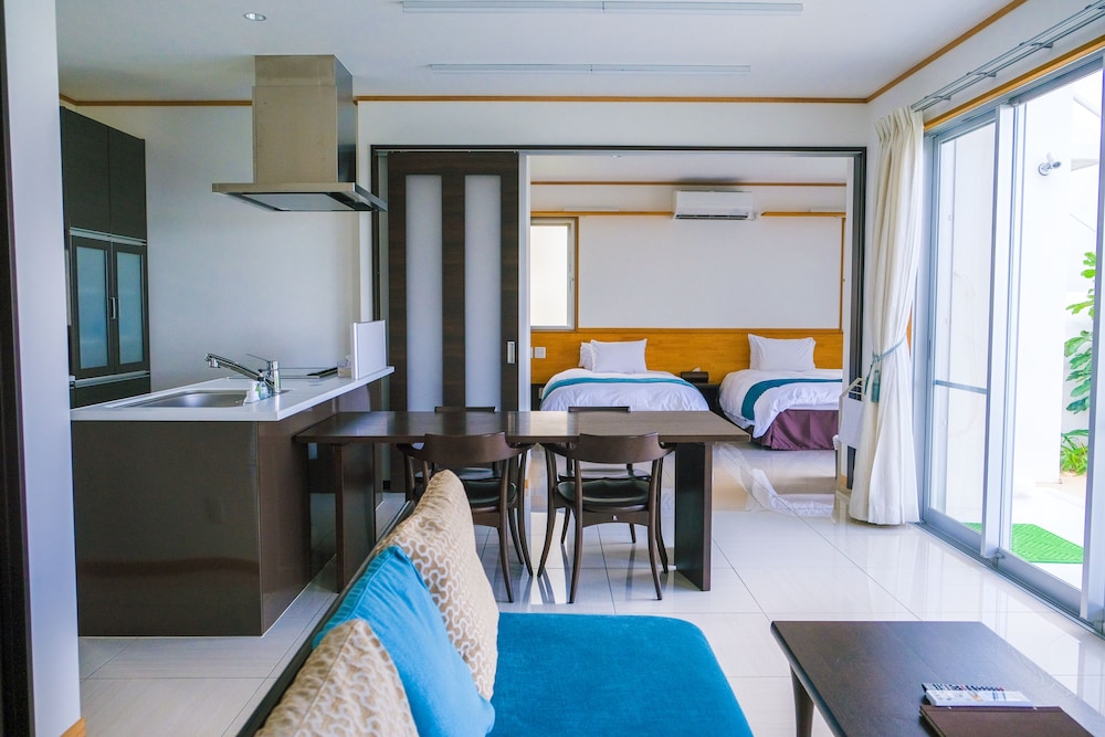 琉球ガラスヴィラ 客室内のダイニングエリア0 | Blue Ocean Resort