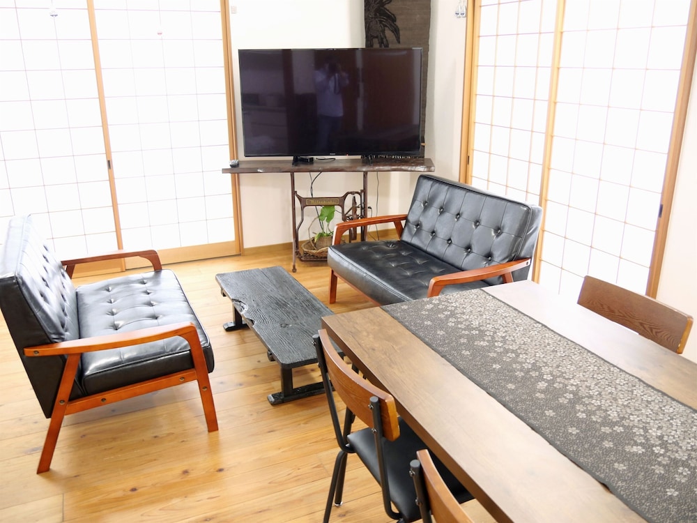 一棟貸し リビング エリア0 | 島泊 愛かな