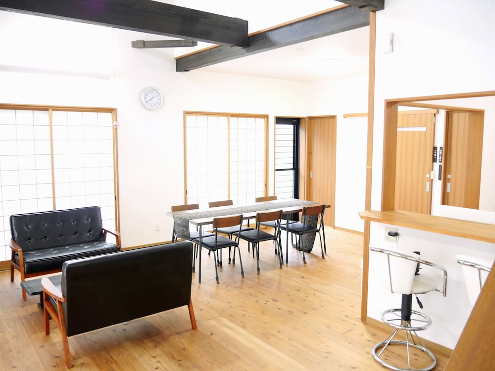 一棟貸し リビング エリア1 | 島泊 愛かな