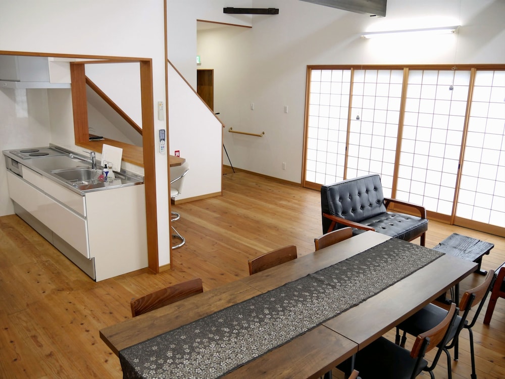 一棟貸し リビング エリア2 | 島泊 愛かな