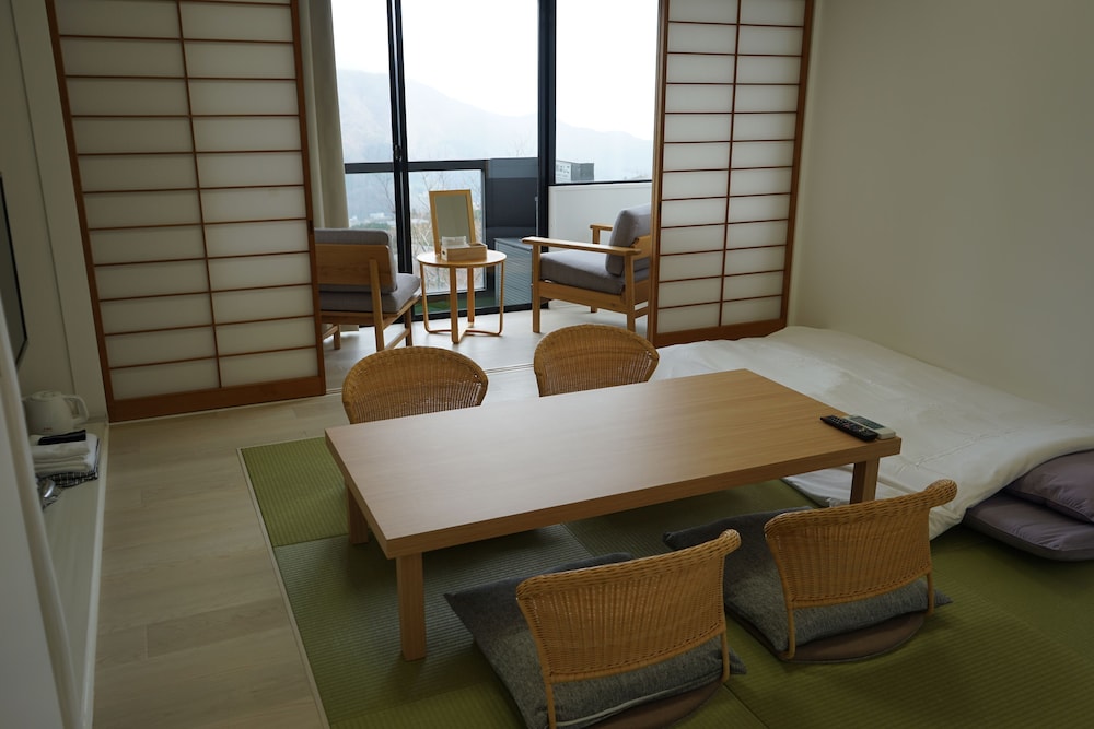 スタンダード 和室 3人部屋 禁煙 客室内のダイニングエリア1 | gran terrace Le Lien HAKONE