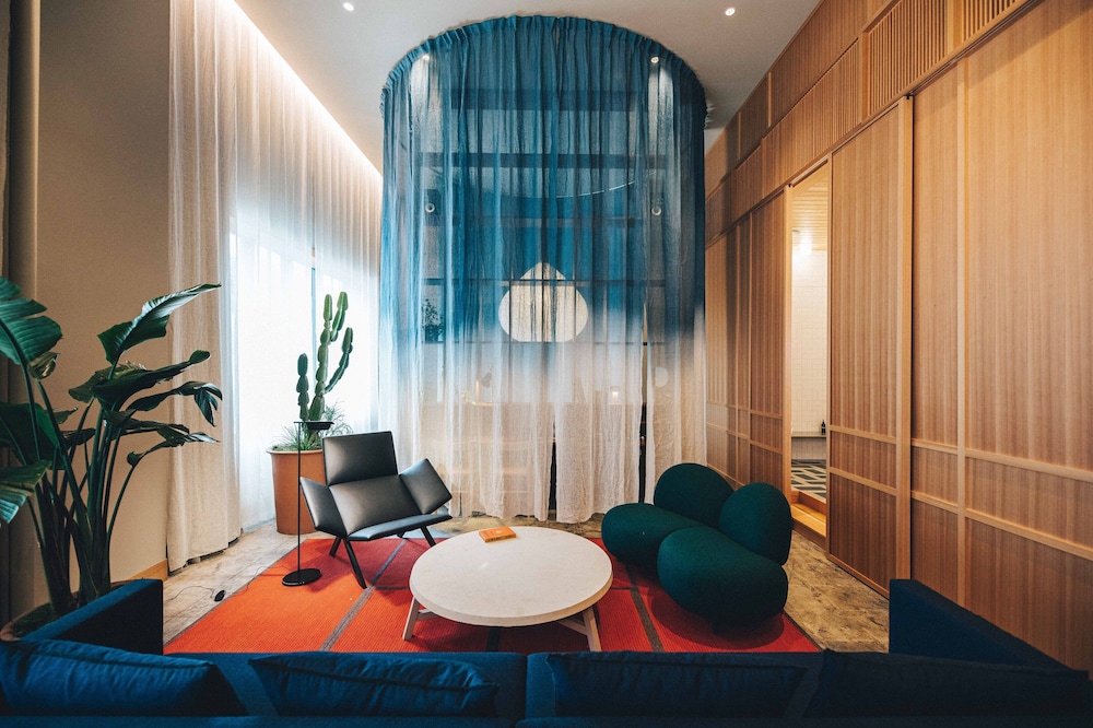 (天井高:4.5m) ハイシーリング K5 ロフト スイート 禁煙 客室2 | HOTEL K5