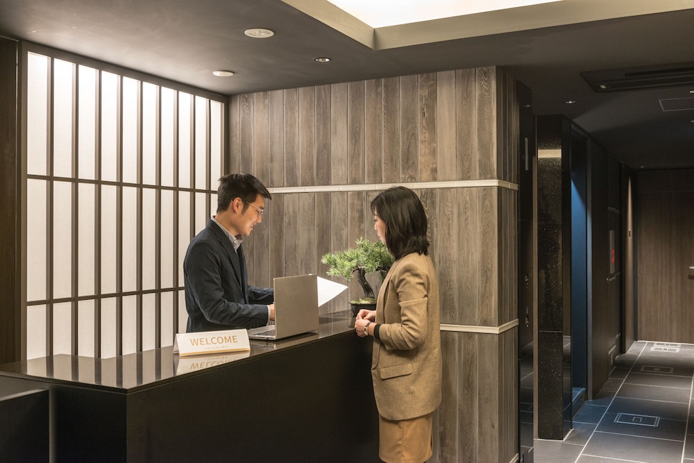 フロント1 | 谷町君 ホテルひとめぼれ