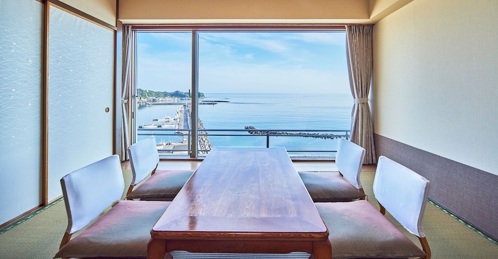 和洋室 (約45平米) 喫煙可/ 素泊まり 客室2 | 三日月シーパークホテル勝浦