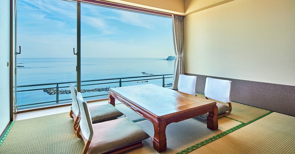 和洋室 (約45平米) 喫煙可/ 素泊まり 客室1 | 三日月シーパークホテル勝浦