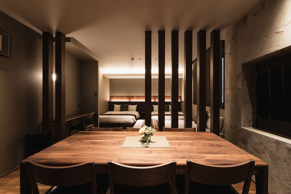 スーペリアA 禁煙 客室内のダイニングエリア2 | グランドベース別府駅東