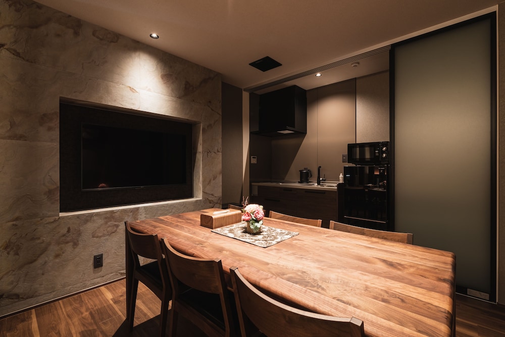 スーペリアA 禁煙 客室内のダイニングエリア1 | グランドベース別府駅東