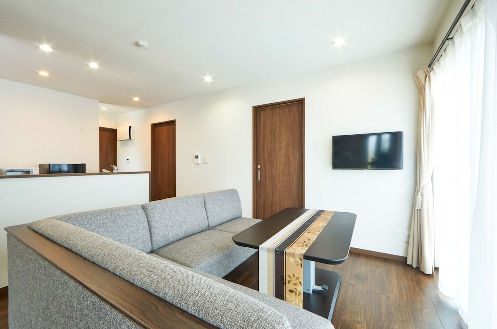 2ベッドルーム リビング エリア1 | E-horizon Resort Condominium Nago D