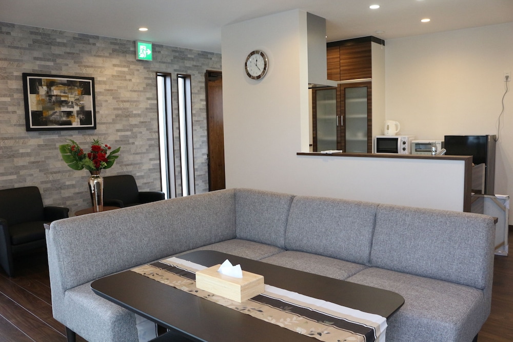 2ベッドルーム リビングルーム0 | E-horizon Resort Condominium Nago D