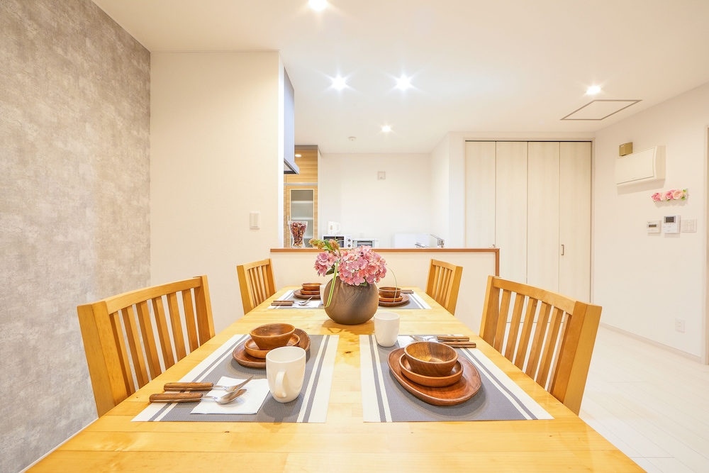 一棟貸し 客室内のダイニングエリア0 | E-horizon Resort Condominium Nago C
