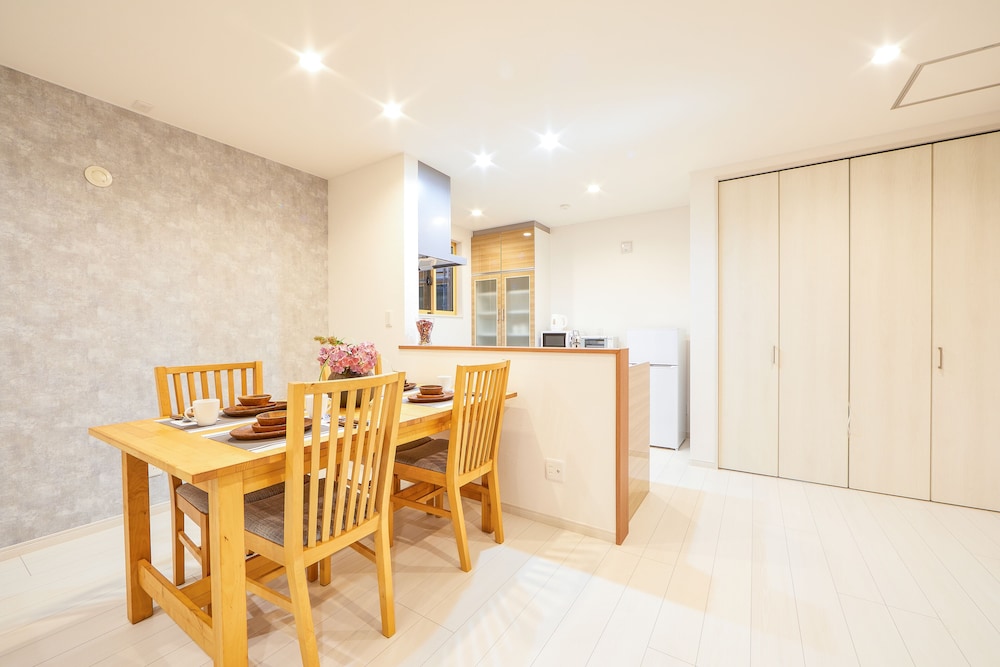 一棟貸し 客室内のダイニングエリア1 | E-horizon Resort Condominium Nago C