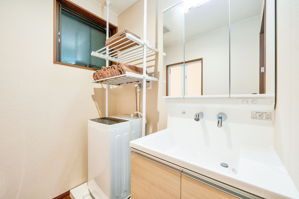 ヴィラ 2 ベッドルーム バスルーム1 | E-horizon Resort コンドミニアム名護 B
