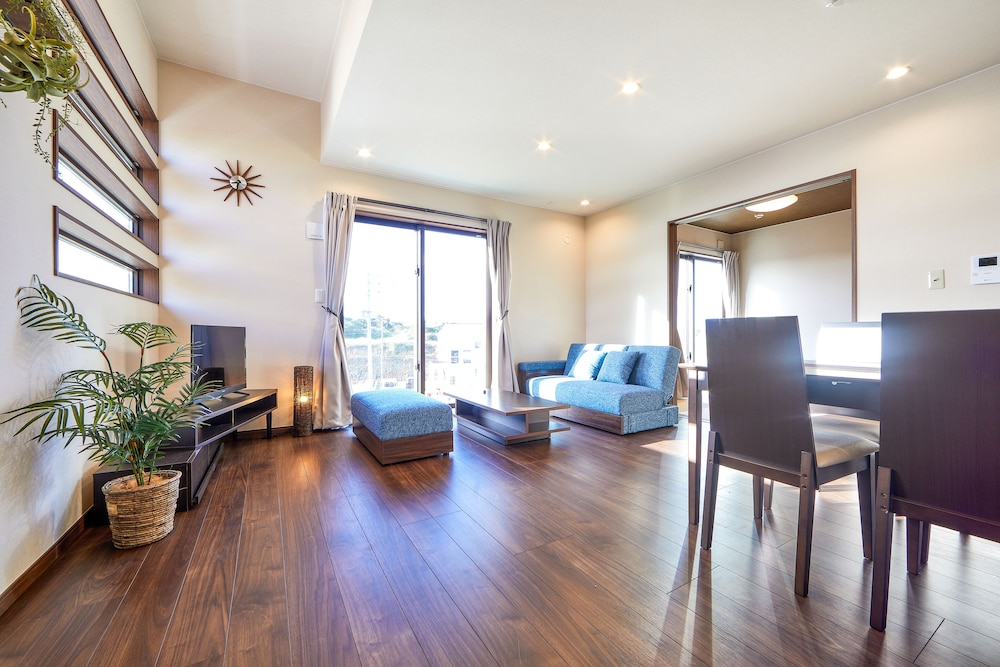 ヴィラ 2 ベッドルーム リビングルーム0 | E-horizon Resort コンドミニアム名護 B