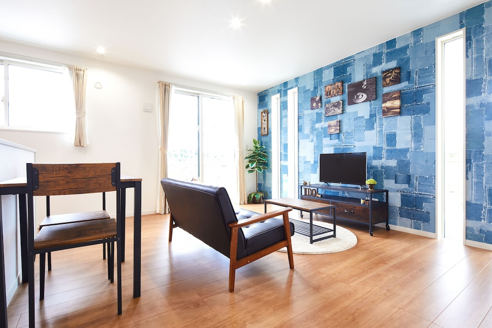 ヴィラ 2 ベッドルーム リビングルーム1 | E-horizon Resort Condominium Nago A