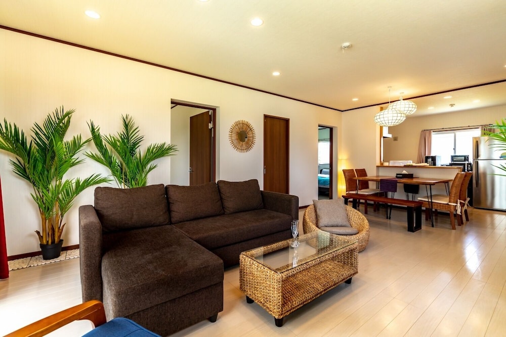 3ベッドルーム ヴィラ リビング エリア2 | リブ プラス ヴィラ ナゴ