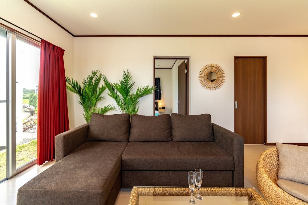 3ベッドルーム ヴィラ リビング エリア0 | リブ プラス ヴィラ ナゴ