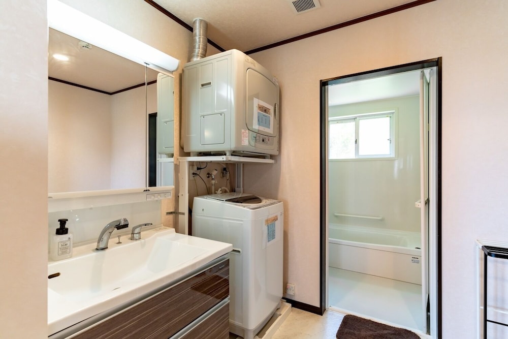 3ベッドルーム ヴィラ バスルーム1 | リブ プラス ヴィラ ナゴ