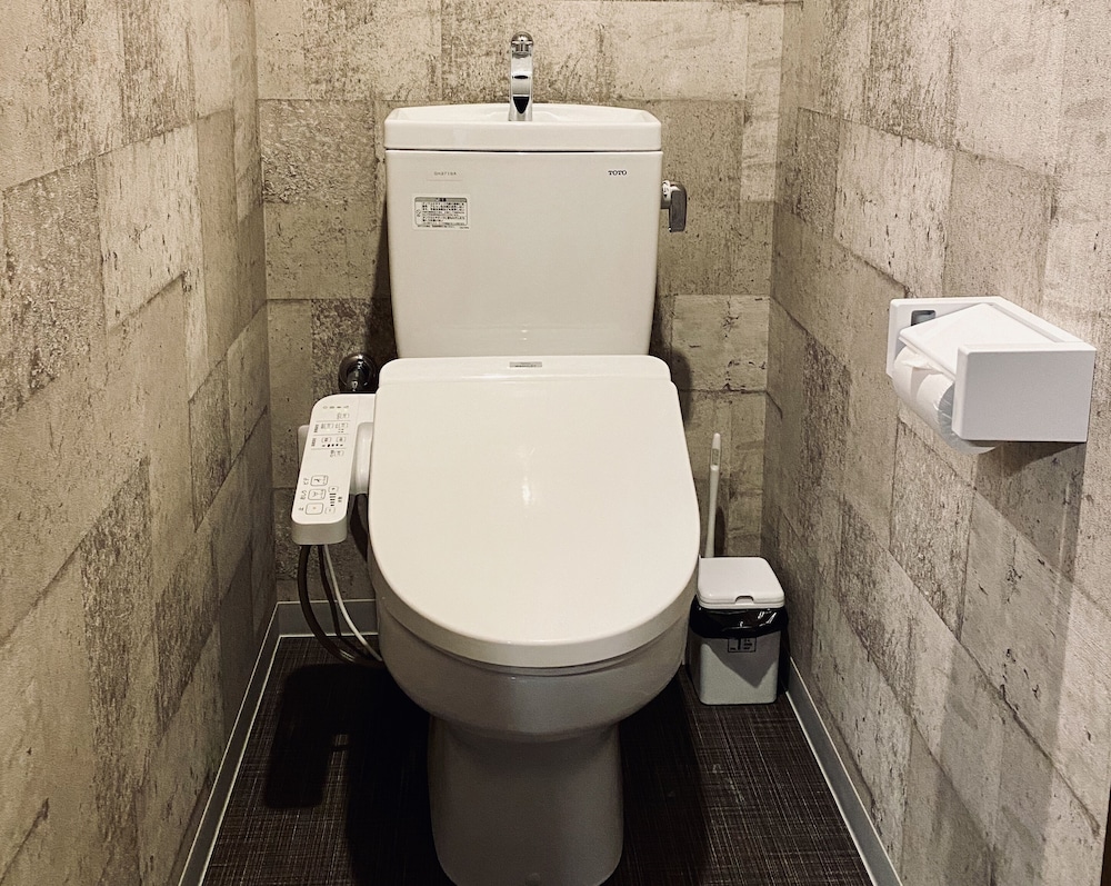 デラックススタジオワイド (SALOON) 禁煙 バスルーム1 | HOTEL ffosaka.com